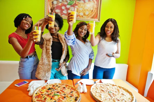 Quatro Jovens Meninas Africanas Com Sucos Restaurante Fast Food Colorido — Fotografia de Stock
