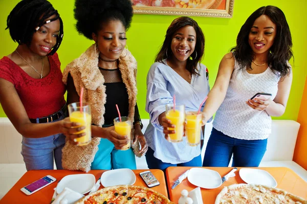 Quatro jovens meninas africanas em clin restaurante pizza colorido brilhante — Fotografia de Stock