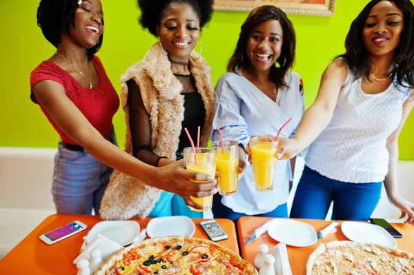 Quatro jovens meninas africanas em clin restaurante pizza colorido brilhante — Fotografia de Stock