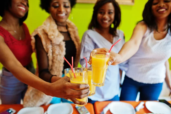 Quatro jovens meninas africanas em clin restaurante pizza colorido brilhante — Fotografia de Stock