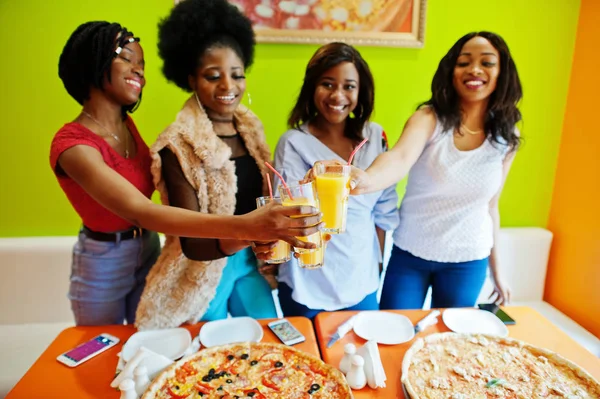 Quatro jovens meninas africanas em clin restaurante pizza colorido brilhante — Fotografia de Stock