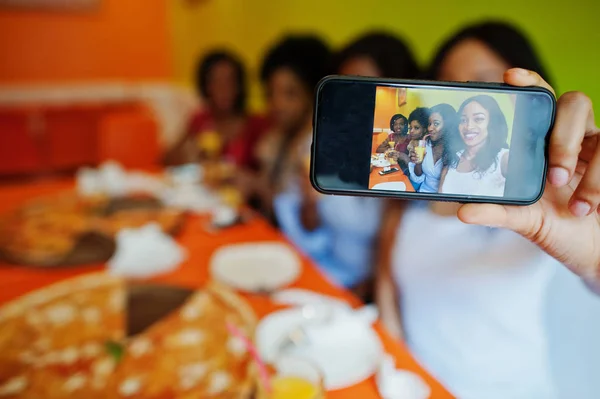 Brigh dört genç Afrikalı kız fotoğraf telefon ekranı kadar kapatın — Stok fotoğraf