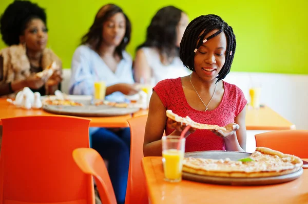 Afrikai nő, pizza ül étteremben, szemben a sötét bőr — Stock Fotó