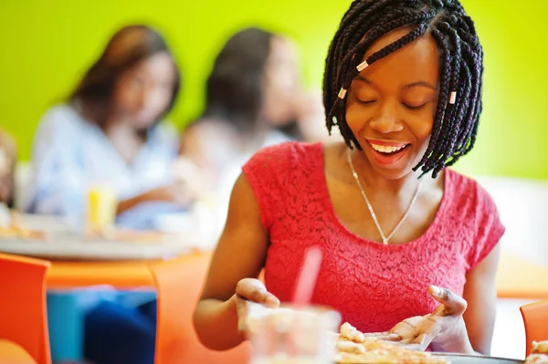 Afrikai nő, pizza ül étteremben, szemben a sötét bőr — Stock Fotó