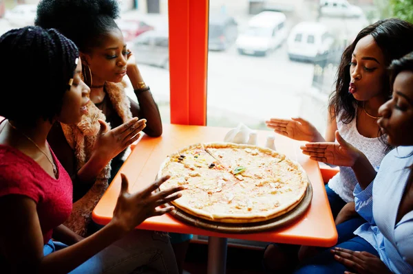 Quatro jovens meninas africanas em restaurante colorido brilhante sniffing p — Fotografia de Stock