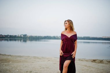 Kırmızı marsala elbise sarışın şehvetli yalınayak kadın tekrar poz