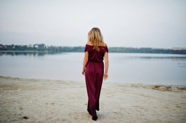 Kırmızı marsala elbise posin sarışın şehvetli yalınayak kadın geri