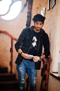 Merdiven agai evin içinde rahat giyim standı sakal asyalı adam