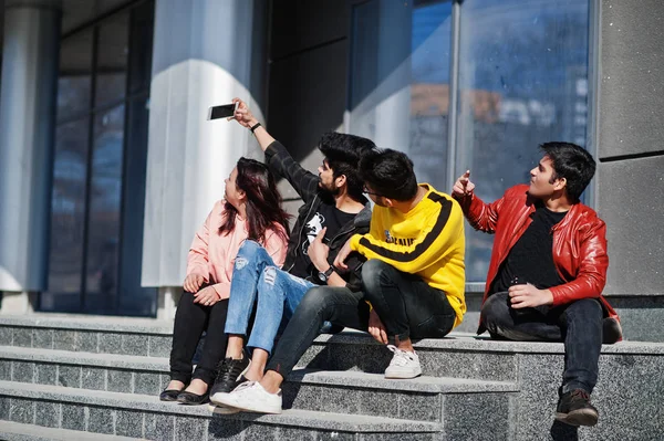 Asyalı arkadaşlar açık havada oturan grup Asyalı arkadaşlar karşı — Stok fotoğraf