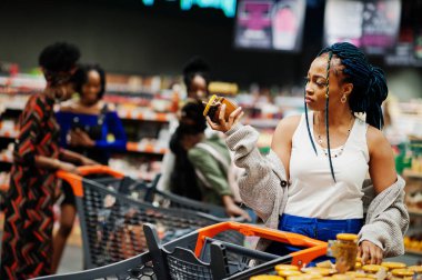 Afro-Amerikan kadın h karşı süpermarkette bal potu seçin