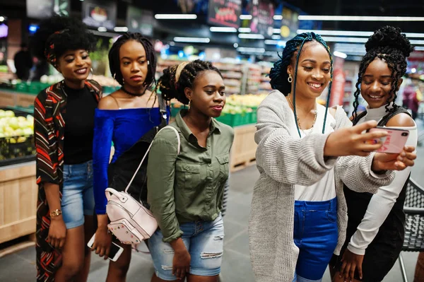 Group of five african womans making selfie by phone at supermark — Stock Photo, Image