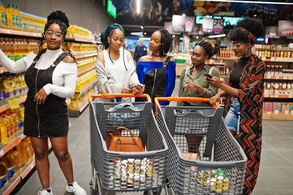 Skupina pěti afrických ženců, kteří chodí v supermarketu s nakupem — Stock fotografie