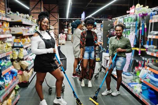 Csoport öt afrikai Womans por mop, WC-kefe és Buc — Stock Fotó