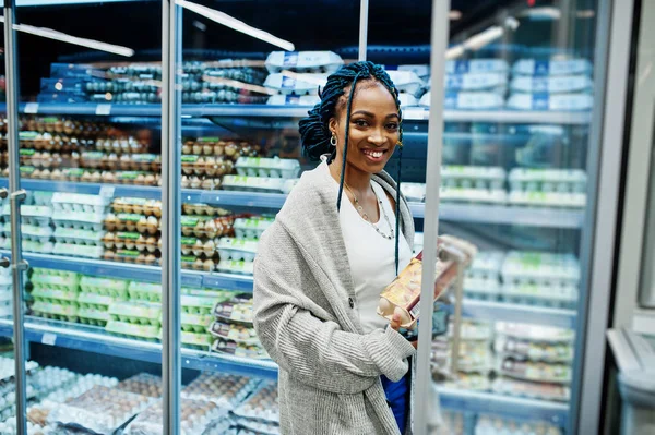African American kobieta w pobliżu lodówki półka sprzedaży mleczarni Pro — Zdjęcie stockowe