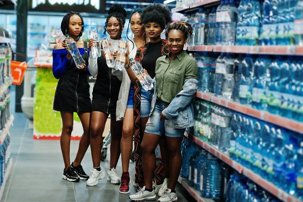 Csoport öt afrikai Womans műanyag palack víz Su — Stock Fotó