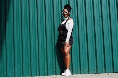 Denim tulum etek Afrikalı kadın, beyaz güneş gözlüğü ag poz verdi