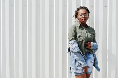 Dreads saç ile Afrikalı kadın, kot ceket ve şort, giymek