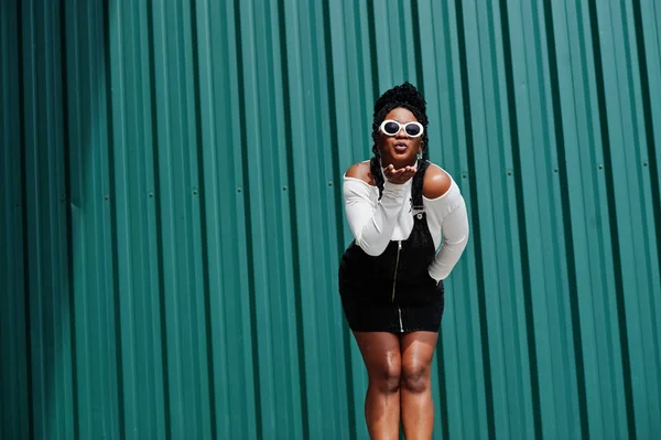 Африканська жінка в джинсовому Комбінезони спідниця, білі сонцезахисні окуляри позувала AG — стокове фото