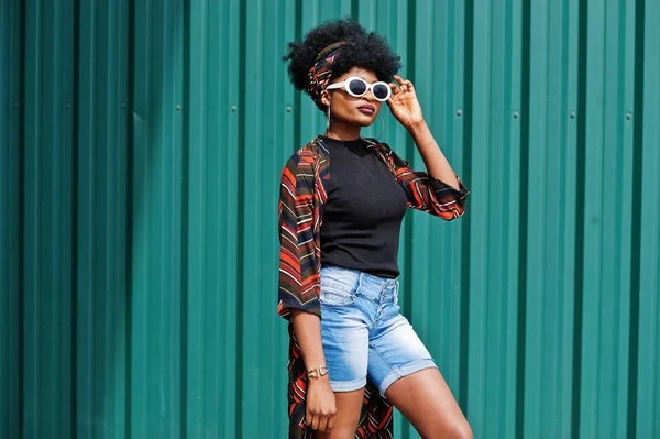 Afrikaanse vrouw met Afro haar, in jeans shorts en witte Sunglass — Stockfoto