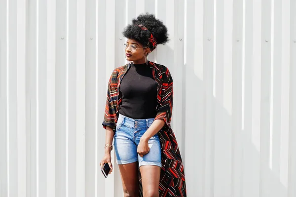 Mulher africana com cabelo afro, em shorts jeans e óculos pos — Fotografia de Stock