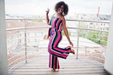 Pembe çizgili jum moda ve mutlu Afrikalı Amerikalı kadın