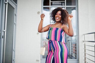 Pembe çizgili tulum moda afro-amerikan kadın, zekâ