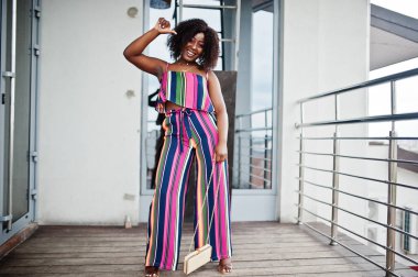 Pembe çizgili tulum moda afro-amerikan kadın, zekâ