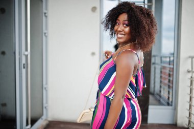 Pembe çizgili tulum moda afro-amerikan kadın, zekâ