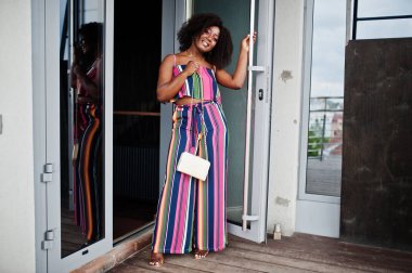 Pembe çizgili tulum moda afro-amerikan kadın, zekâ