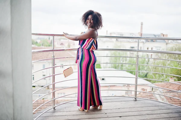 Femme afro-américaine à la mode en combinaison à rayures roses, esprit — Photo