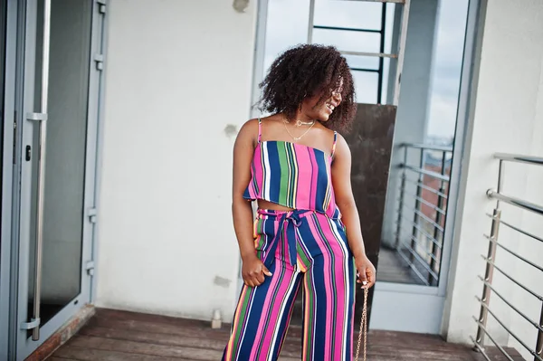 Pembe çizgili tulum moda afro-amerikan kadın, zekâ