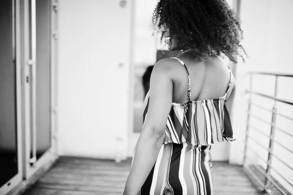 Femme afro-américaine à la mode en combinaison à rayures roses, esprit — Photo
