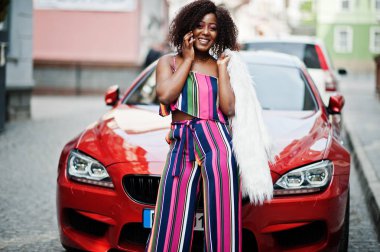 Pembe çizgili tulum moda afro-amerikan kadın