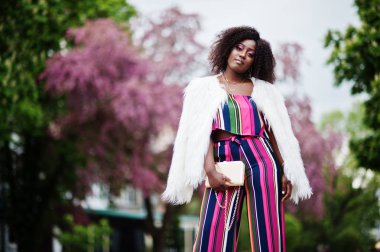 Pembe çizgili tulum moda afro-amerikan kadın