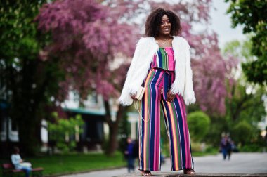 Pembe çizgili tulum moda afro-amerikan kadın