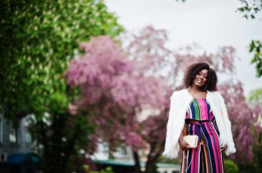 Pembe çizgili tulum moda afro-amerikan kadın