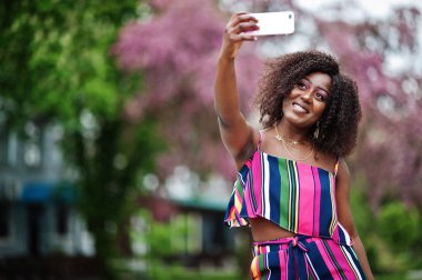 Pembe çizgili tulum poz moda afro-amerikan kadın