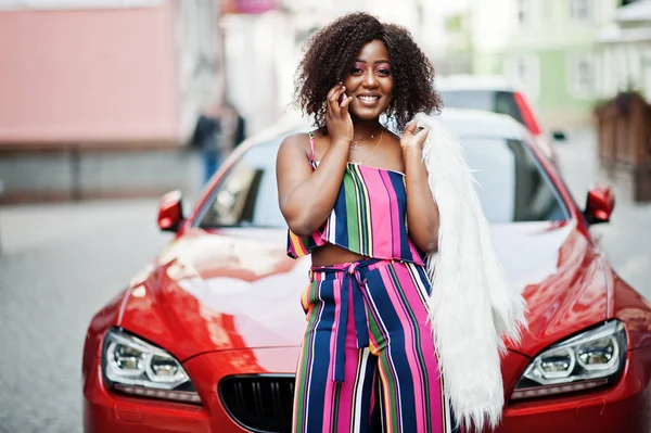 Mujer afroamericana de moda en mono de rayas rosadas con — Foto de Stock