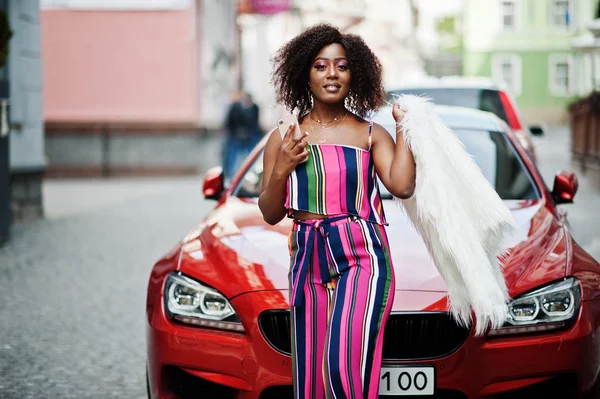Mujer afroamericana de moda en mono de rayas rosadas con — Foto de Stock