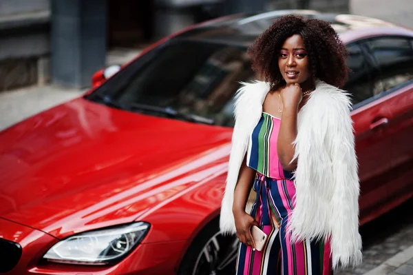 Mujer afroamericana de moda en mono de rayas rosadas con — Foto de Stock