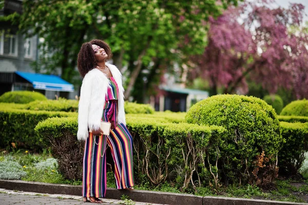 Mujer afroamericana de moda en mono de rayas rosadas con — Foto de Stock