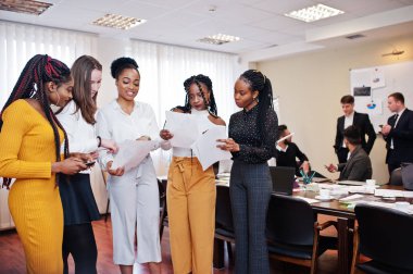 Yuvarlak masa toplantısında farklı iş adamları. 
