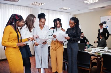 Yuvarlak masa toplantısında farklı iş adamları. 