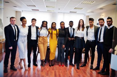 On bir çok ırklı iş adamları büyük bir grup ayakta