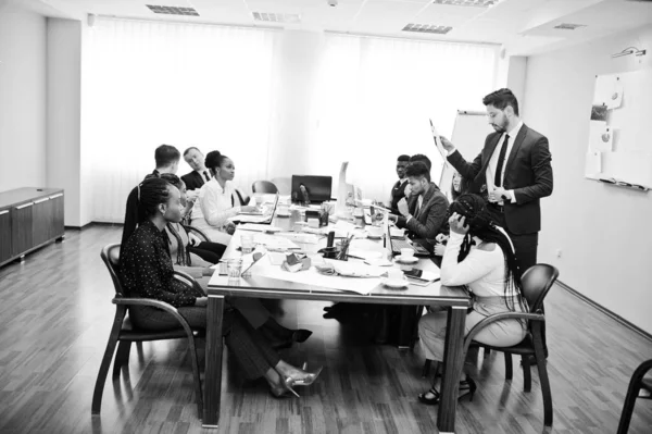 Divers hommes d'affaires en réunion à la table ronde . — Photo