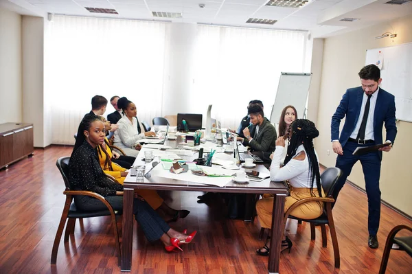 Diverse Geschäftsleute treffen sich am runden Tisch. — Stockfoto