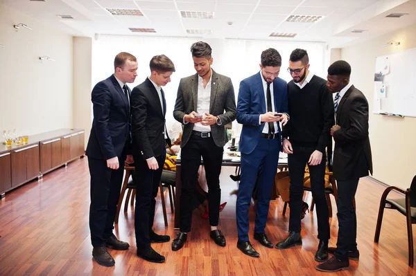 Zes multiraciale zakenmannen staan op kantoor en gebruiken mobiele — Stockfoto
