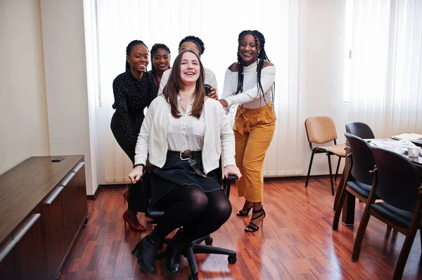 Beş çok ırklı iş kadını ofiste ayakta ve rulo wom