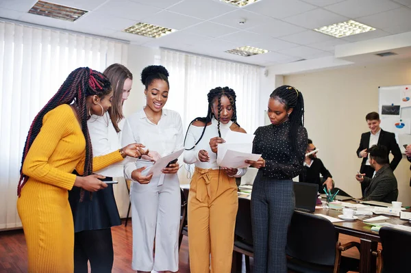 Yuvarlak masa toplantısında farklı iş adamları. 