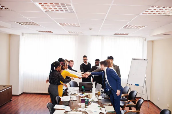 Pebisnis multirasial berdiri di kantor dan meletakkan tangan pada — Stok Foto